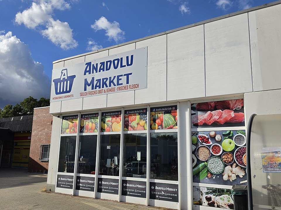 Eingang des Anadolu Market am Lückenweg 2 mit Parkplatz